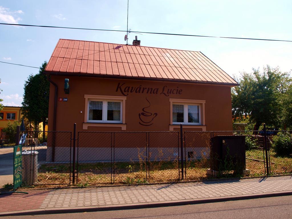 Kavarna Lucie S Ubytovanim Horní Těrlicko エクステリア 写真