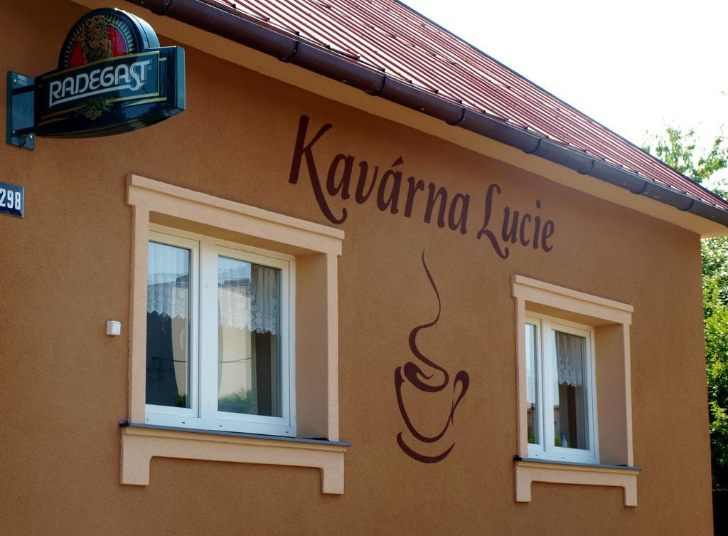 Kavarna Lucie S Ubytovanim Horní Těrlicko エクステリア 写真